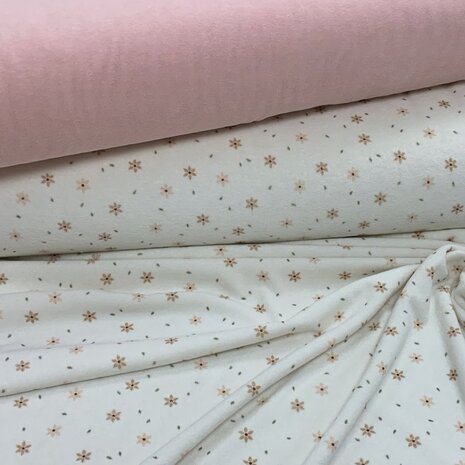 BEEBS nude roze en sterbloem stretch badstof (babybadstof) van KicKenStoffen