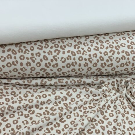 BEEBS off white en luipaard print stretch badstof (babybadstof) van KicKenStoffen