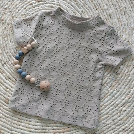 beige broderie tricot shirtje gemaakt door nenniekidz