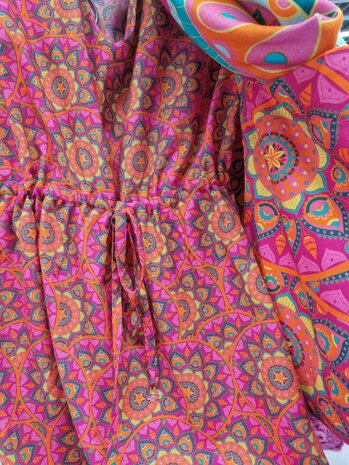 Fuchsia Colorfull viscose voile KicKenStoffen beachwear - close up jurkje