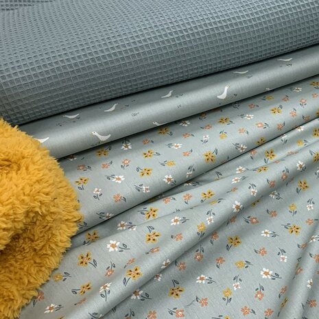 fluffie teddy mosterd - zee groen wafel - ganzen en bloemen poplin littel goose van KicKenStoffen