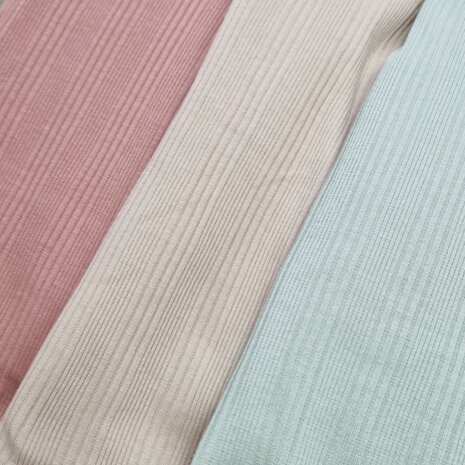 BEEBS effen onregelmatige ribtricot soft KicKenStoffen