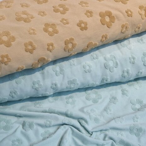 groen en camel badstoftricot met bloemen - KicKenStoffen
