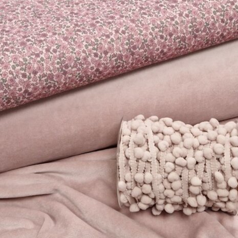 oud roze licht katoenen velvet en pompoms en bloemrib tricot KicKenStoffen