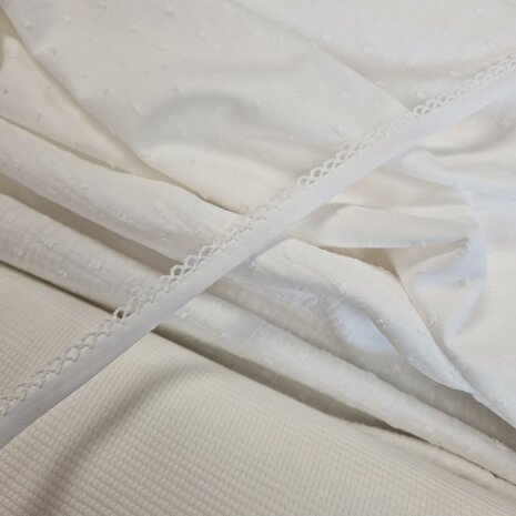 voile nopje katoen - voile nopje hydrofiel - wafeltricot off white met poppenband wit KicKenStoffen