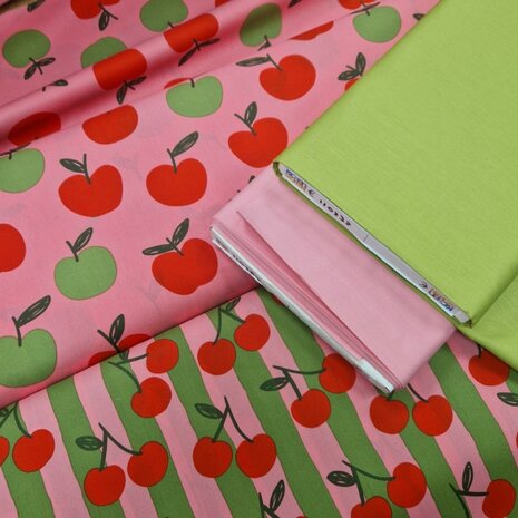 Appeltjes en kersen poplin katoen met uni linegroen en roze Poppy van KicKenStoffen