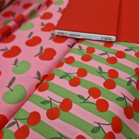 Appeltjes en kersen poplin katoen met uni rood Poppy van KicKenStoffen
