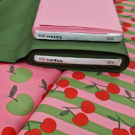 Appeltjes en kersen poplin katoen met uni mos groen en roze Poppy van KicKenStoffen