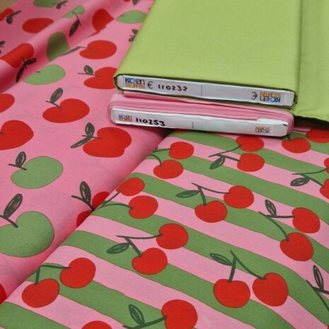 Appeltjes en kersen poplin katoen met uni line groen en roze Poppy van KicKenStoffen
