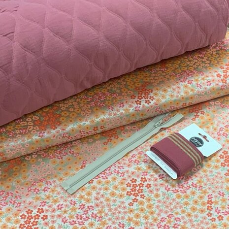 jacquard stof met bijpassende voeringstof - rits - boordje framboos - bloem met roze gevoerde hydrofiel _ kickenstoffen