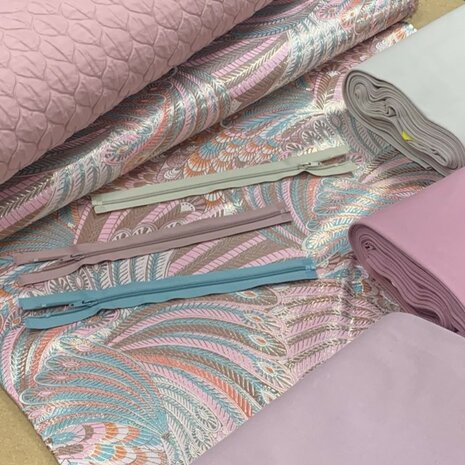 jacquard stof met bijpassende voeringstof - ritsen - boordstof veren met roze voering _ kickenstoffen