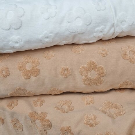 badstoftricot met bloemen - perzik en wit KicKenStoffen