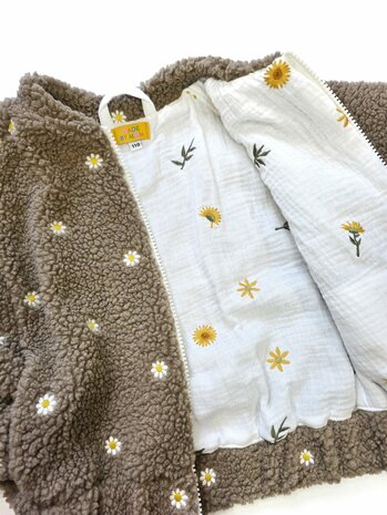 cato jas gemaakt door mbym.sewing van broderie teddy met broderie hydrofiel - KicKenStoffen
