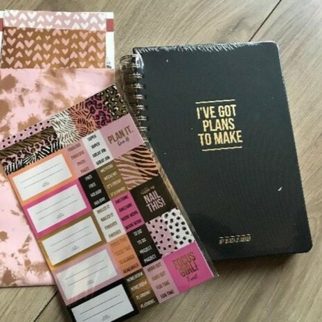 stationery zwarte planner en leuke stikkers van KicKenStoffen