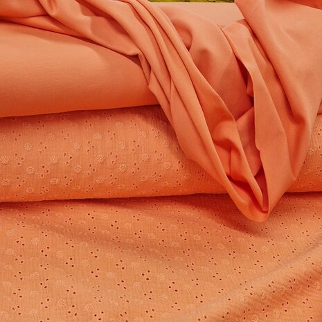 soft sweat biologische french terry KicKenStoffen soft oranje met broderie hydrofiel