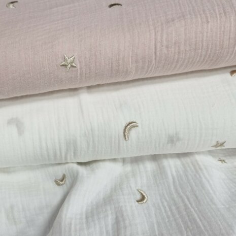 offwhite en roze broderie hydrofiel moon and stars van KicKenStoffen