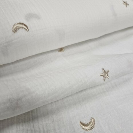 offwhite broderie hydrofiel moon and stars van KicKenStoffen close up