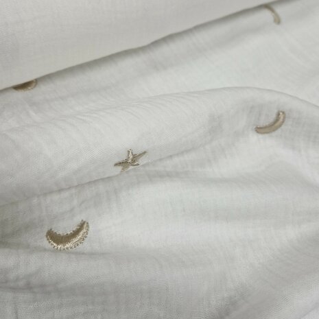 offwhite broderie hydrofiel moon and stars van KicKenStoffen