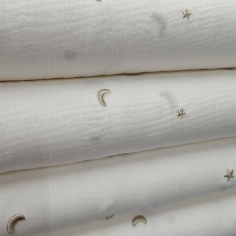 offwhite broderie hydrofiel moon and stars van KicKenStoffen op stapel