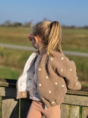 cato jas gemaakt door mbym.sewing van broderie teddy met broderie hydrofiel - KicKenStoffen