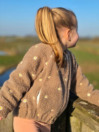 cato jas gemaakt door mbym.sewing van broderie teddy met broderie hydrofiel - KicKenStoffen
