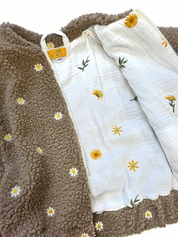cato jas gemaakt door mbym.sewing van broderie teddy met broderie hydrofiel - KicKenStoffen