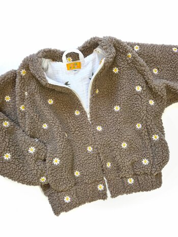 cato jas gemaakt door mbym.sewing van broderie teddy met broderie hydrofiel - KicKenStoffen