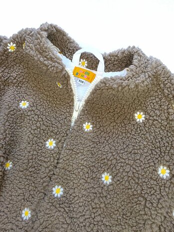 cato jas gemaakt door mbym.sewing van broderie teddy met broderie hydrofiel - KicKenStoffen