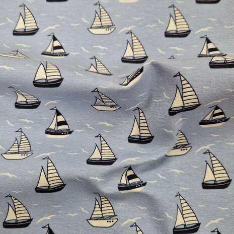 tricot blauwe zeilbootjes  BEEBSstofjes van KicKenStoffen