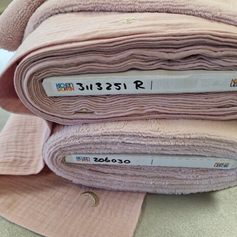 bamboe katoen fleece 206030 oud roze licht - hydrofiel maan en sterren - KicKenStoffen