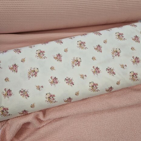 badstofwafel roze met ribtricot bloemen 4330068 - KicKenStoffen