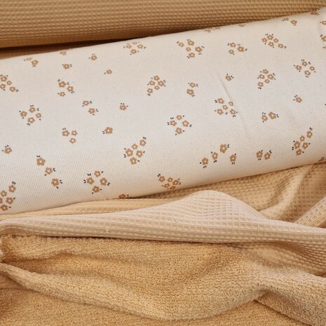 badstofwafel camelbeige met ribtricot bloemetjes - KicKenStoffen