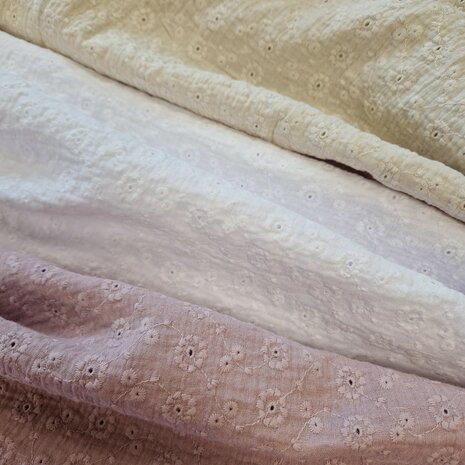 BEEBS broderie met bloem en gaatjes hydrofiel Suzy kickenstoffen