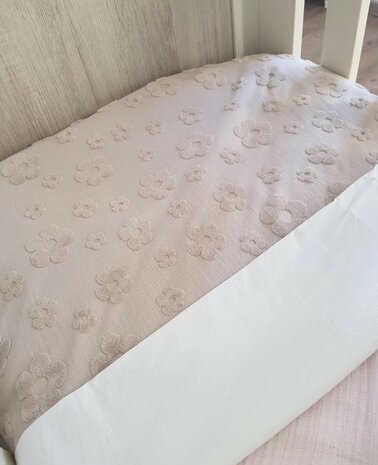 Stoffig babykleding maakte dit mooie dekentjes van de beige badstoftricot met bloemen - KicKenStoffen