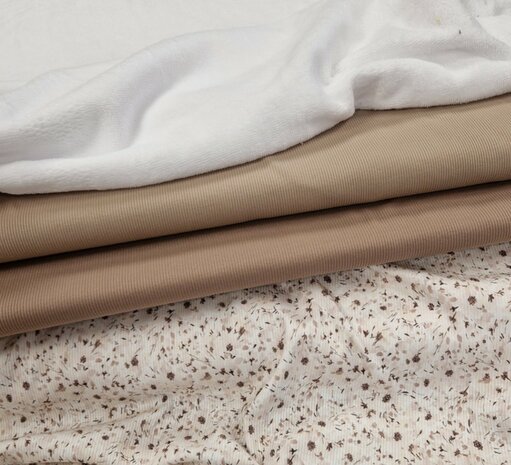 taupe en donker taupe fijner ribtricot en fillerbloem ribtricot met witte bamboe katoen fleece - KicKenStoffen