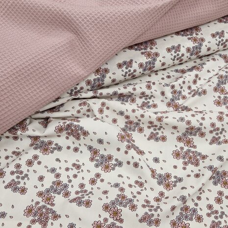 Bloembladeren poplin met oud roze licht wafelstof KicKenStoffen 