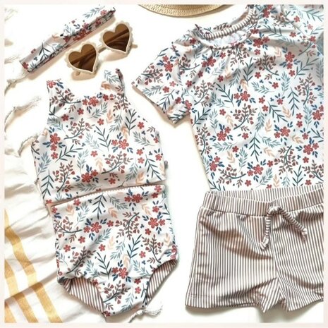 bloemetjes en streepjes swimwear  - bikini en zwemshirt en short gemaakt door mbym.sewing - stof kickenstoffen