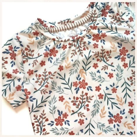 bloemetjes zwemshirt gemaakt door mbym.sewing - stof kickenstoffen