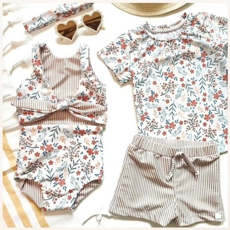 bloemetjes en streepjes swimwear  - bikini en zwemshirt gemaakt door mbym.sewing - stof kickenstoffen