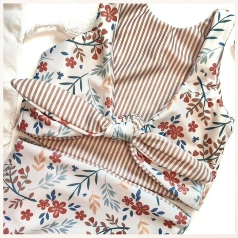 bloemetjes en streepjes swimwear  - bikini gemaakt door mbym.sewing - stof kickenstoffen