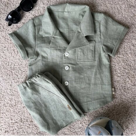 linnen kleding setje dusty groen KicKenStoffen gemaakt door klant - winactie tiny treasures