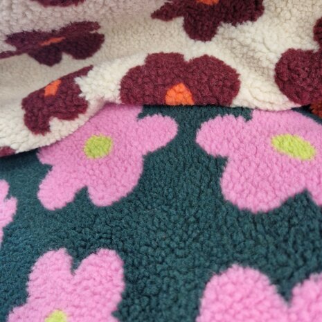teddy gekleurde grote daisy bloemen Poppy fabrics 03716. - KicKenStoffen