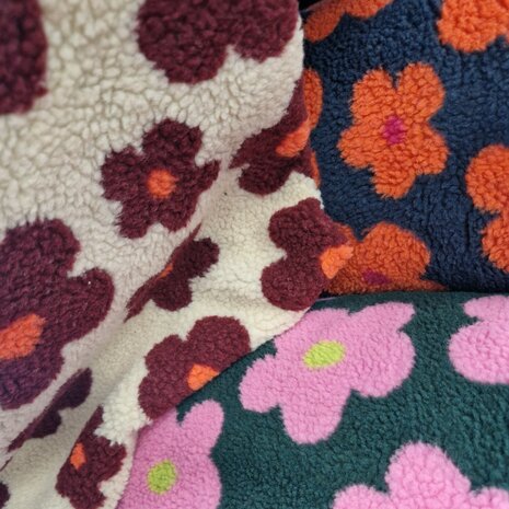 teddy gekleurde daisy bloemen Poppy fabrics 03716. - KicKenStoffen