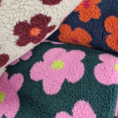teddy gekleurde daisy bloem Poppy fabrics 03716. - KicKenStoffen
