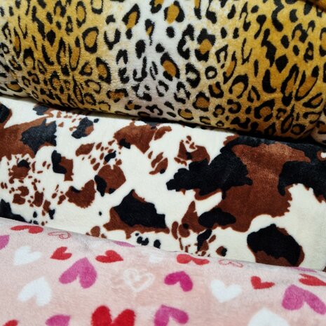 luipaard en pony en hartjes stof wellness fleece udi - KicKenStoffen