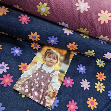 daisy flower corduroy baby rib bordeaux en marine met kleurtjes en glitters  - KicKenStoffen 