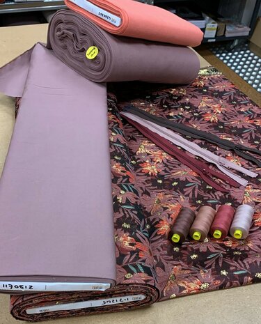 jacquard bloem met uni katoen en boordstof en garens en ritsen - thema oud mauve en koraal - KicKenStoffen