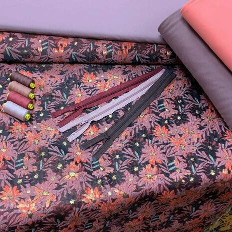 jacquard bloem met uni katoen en boordstof en garens en ritsen in thema oud mauve en koraal - KicKenStoffen