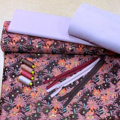 jacquard bloem met uni katoen en boordstof en garens en ritsen in thema oud roze licht - KicKenStoffen