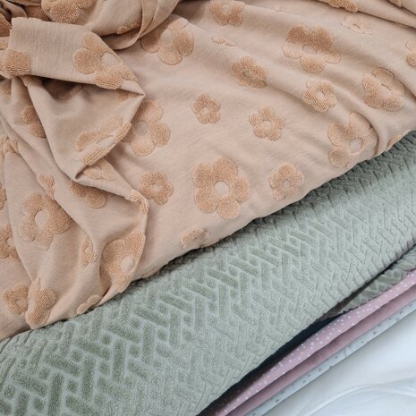 badstof tricot grafisch khaki en bloemen perzik - KicKenStoffen